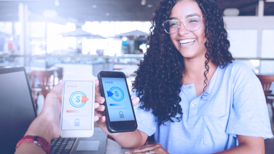 Mulher com telefone recebendo cashback