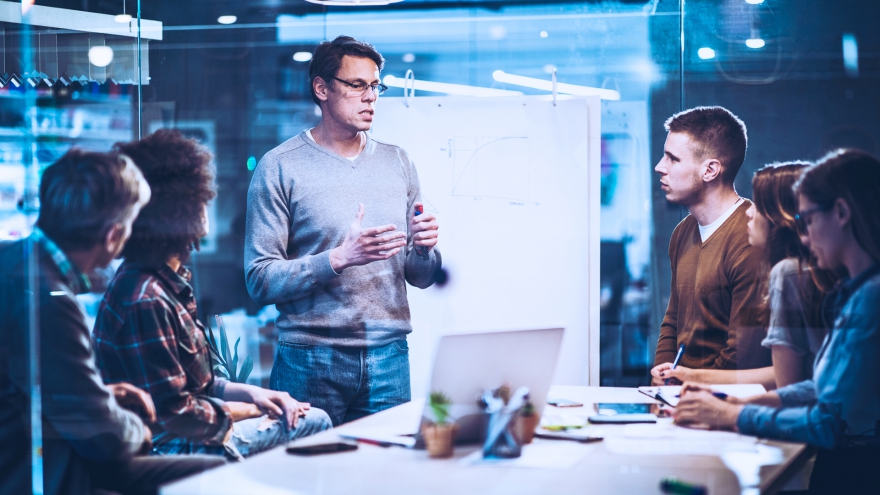 Reunião de equipe com computador