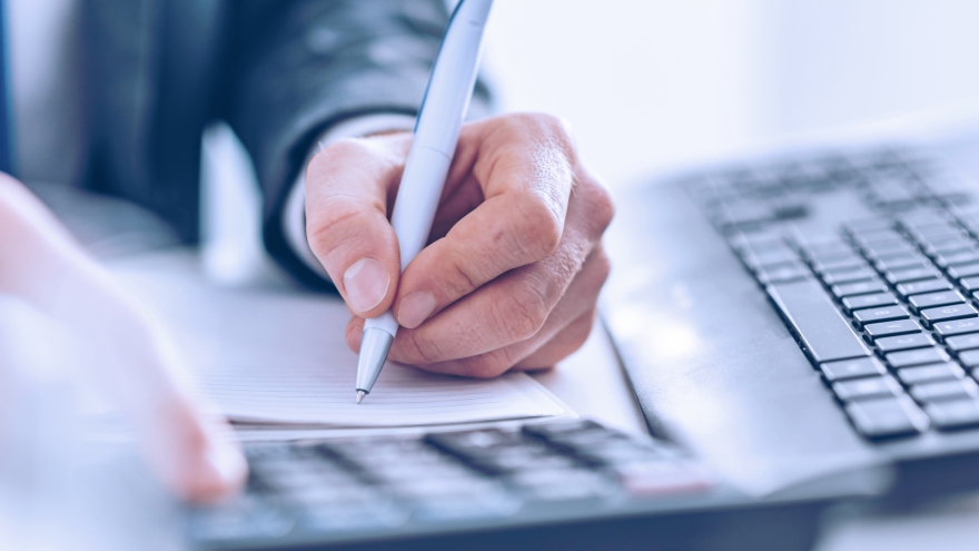 Preenchendo formulário ao lado do computador